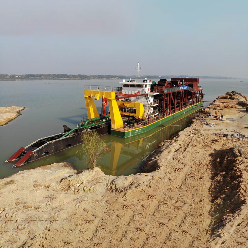 湖南岳陽洞庭湖“湘航務(wù)絞0001”號(hào)清淤現(xiàn)場(chǎng)（配圖）
